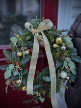 Загрузить изображение в средство просмотра галереи, “Luxe Gold” Christmas Wreath
