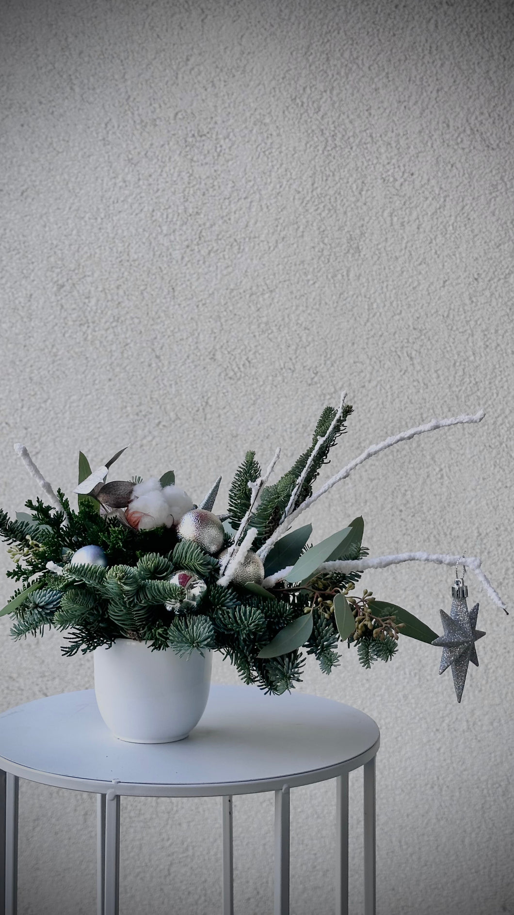 “White Christmas” table decor in a ceramic pot